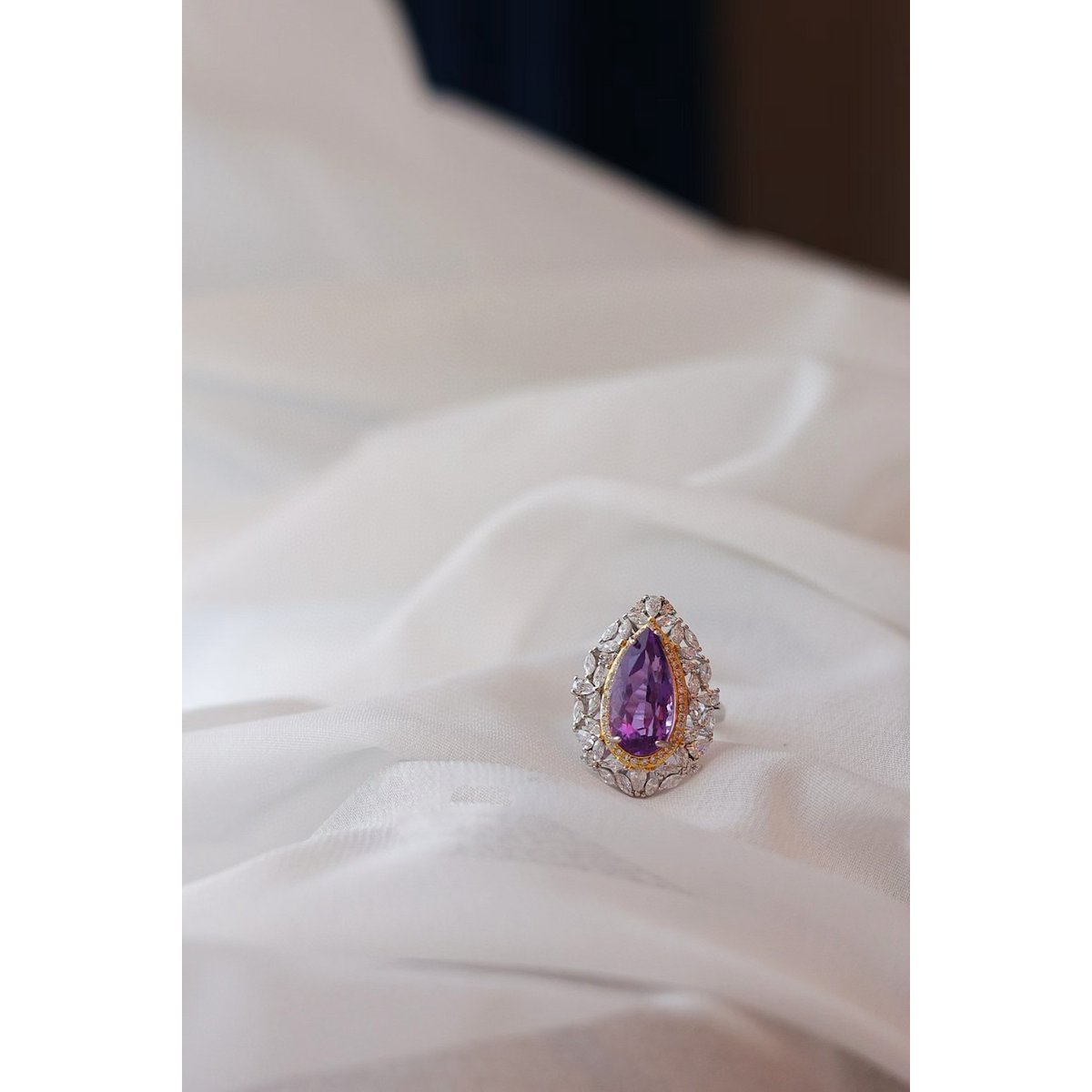 Schicker Amethystring im königlichen Stil im Birnenschliff – verstellbar