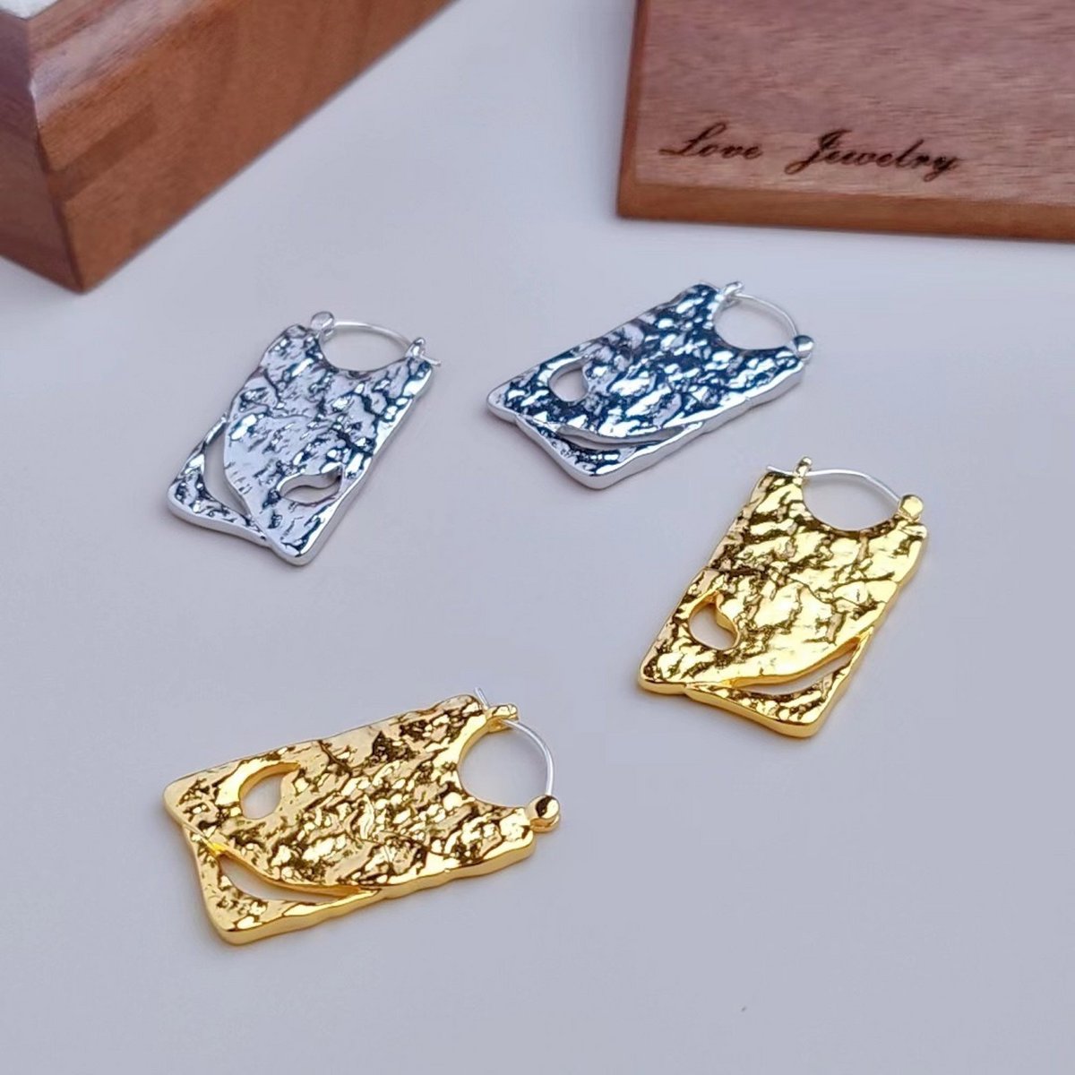 Einzigartiges Design Golden Board Drop Ohrringe – Gold und Silber