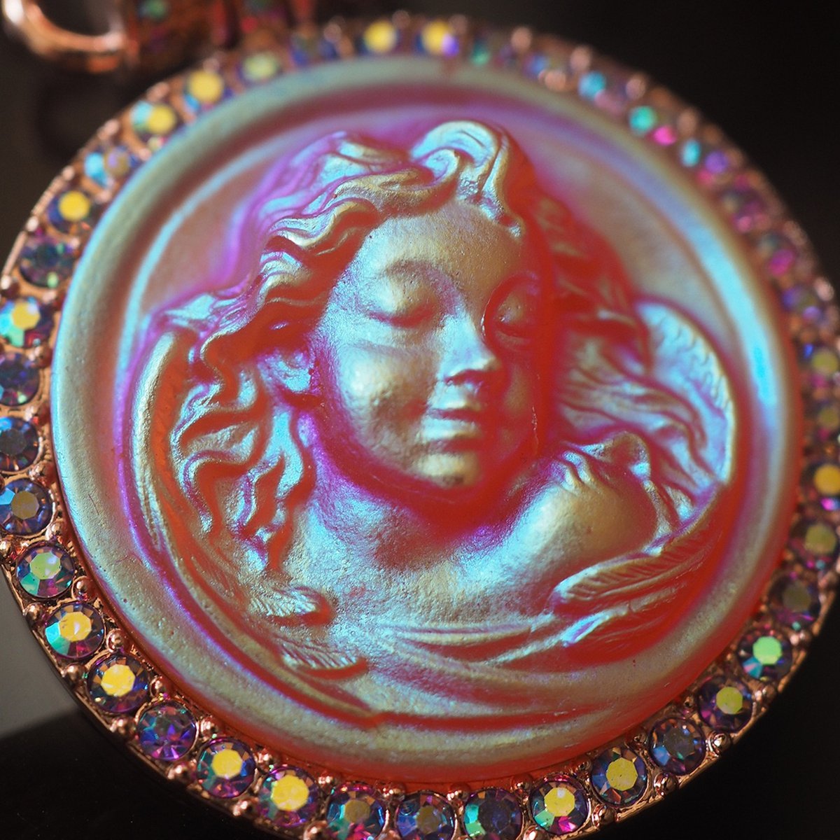 Halskette mit rotem Engel-Relief im Vintage-Stil, großer ovaler Anhänger