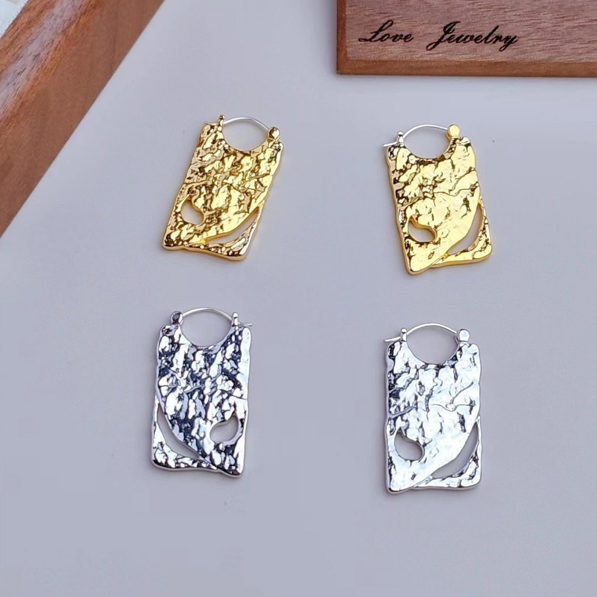 Einzigartiges Design Golden Board Drop Ohrringe – Gold und Silber